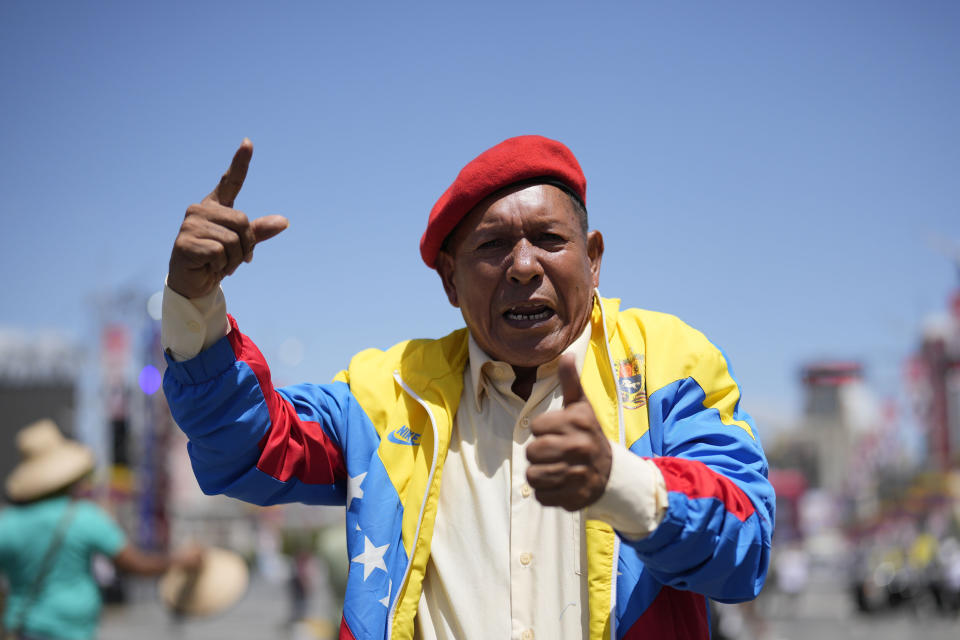 Un seguidor del presidente venezolano, Nicolás Maduro, hace gestos ante la cámara mientras espera para el acto de cierre de campaña de Maduro en Caracas, Venezuela, el jueves 25 de julio de 2024. Venezuela va a elecciones presidenciales el domingo 28 de julio. (AP Foto/Fernando Vergara)