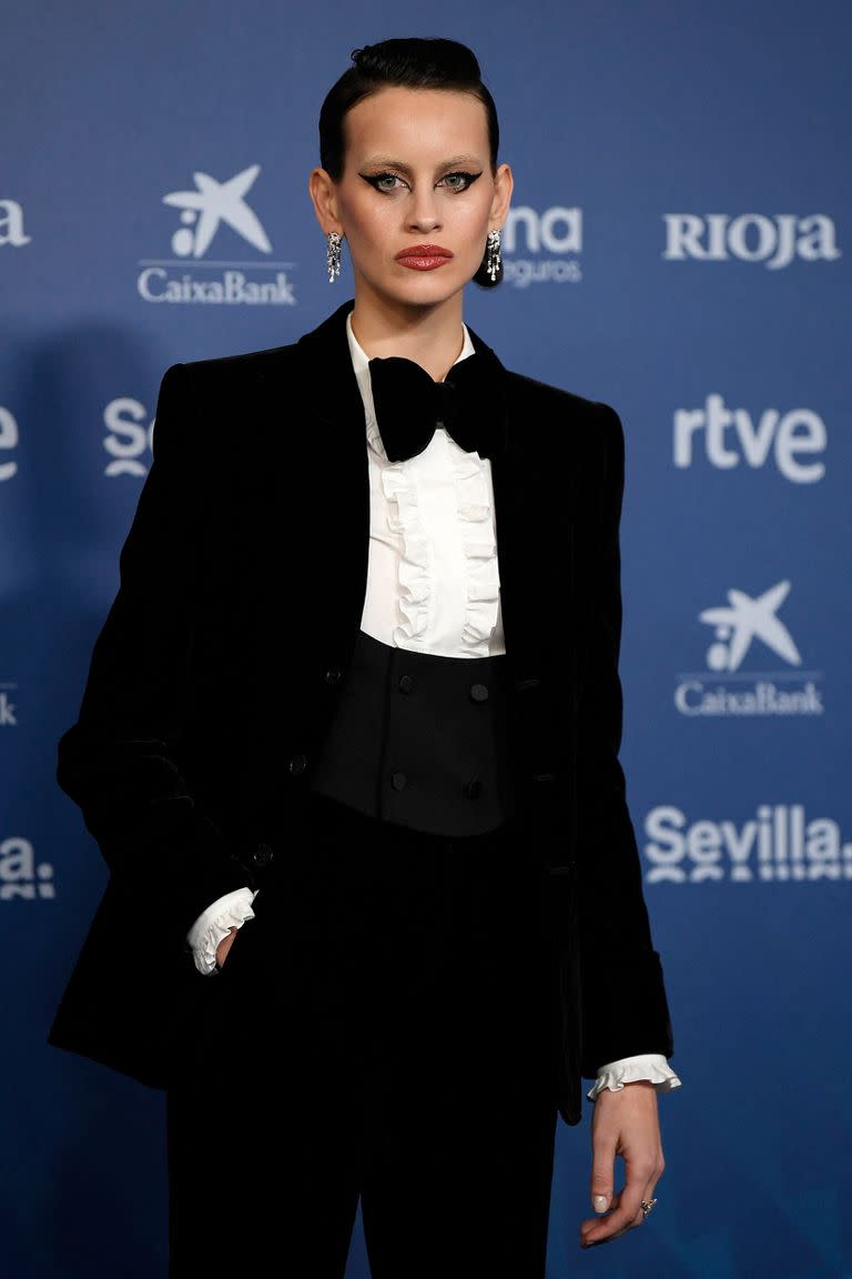 La actriz Milena Smit acaparó todas las miradas con un un esmoquin y pantalón campana de Saint Laurent y joyas de Cartier