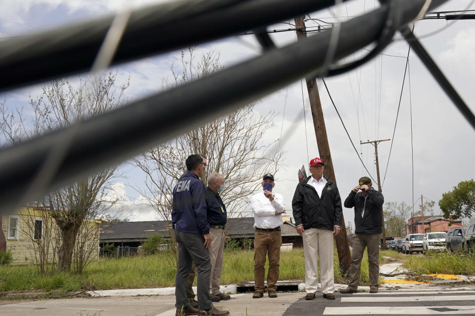 El presidente Donald Trump recorre el sábado 29 de agosto de 2020 una zona dañada por el huracán Laura en la ciudad de Lake Charles, Luisiana. (AP Foto/Alex Brandon)