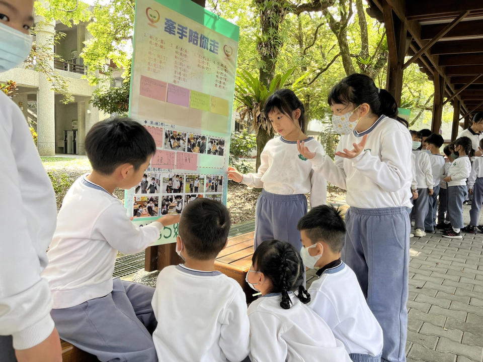 一年級學生和幼兒園弟弟妹妹分享小一須知。