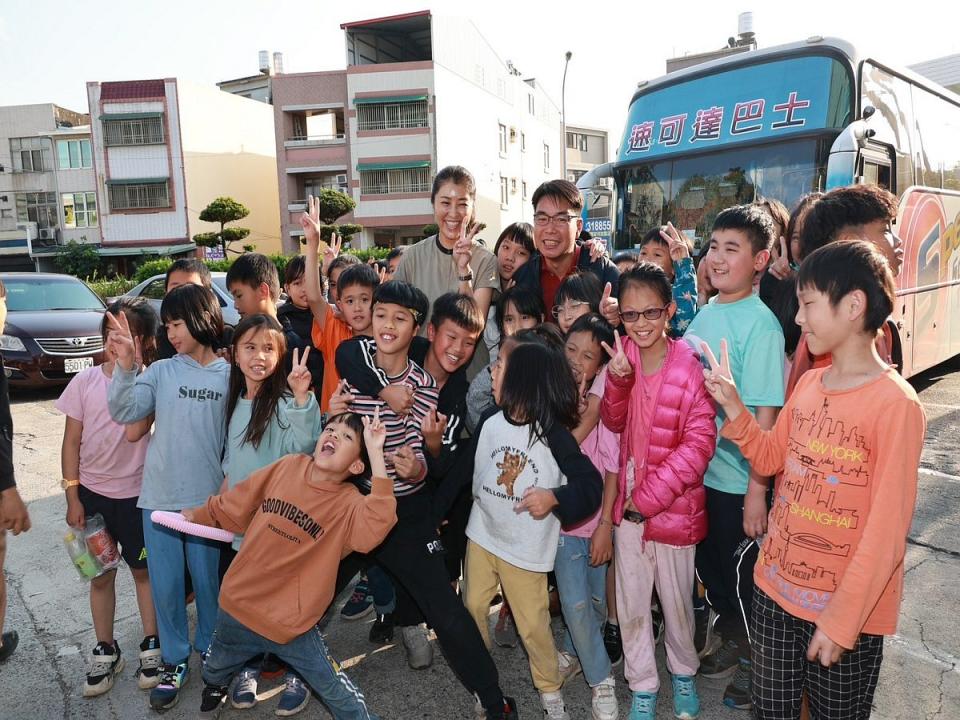 花蓮縣秀林鄉西寶國小師生受困，7日在南投縣特搜隊陪同及公路局搶通下，終於安全撤離。（圖：縣政府提供）