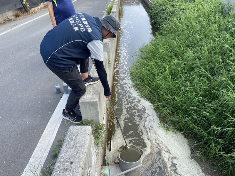 彰化東螺溪畜牧場偷排廢水  環保局開罰 彰化縣環保局針對東螺溪上游36家畜牧場進行稽查， 查到1家畜牧場偷排畜牧廢水，裁罰業者新台幣86 萬，另要求裝設監控及廢水處理設備。圖為環保局人 員在東螺溪進行取樣稽查。 （彰化縣府提供） 中央社記者吳哲豪傳真  113年10月1日 