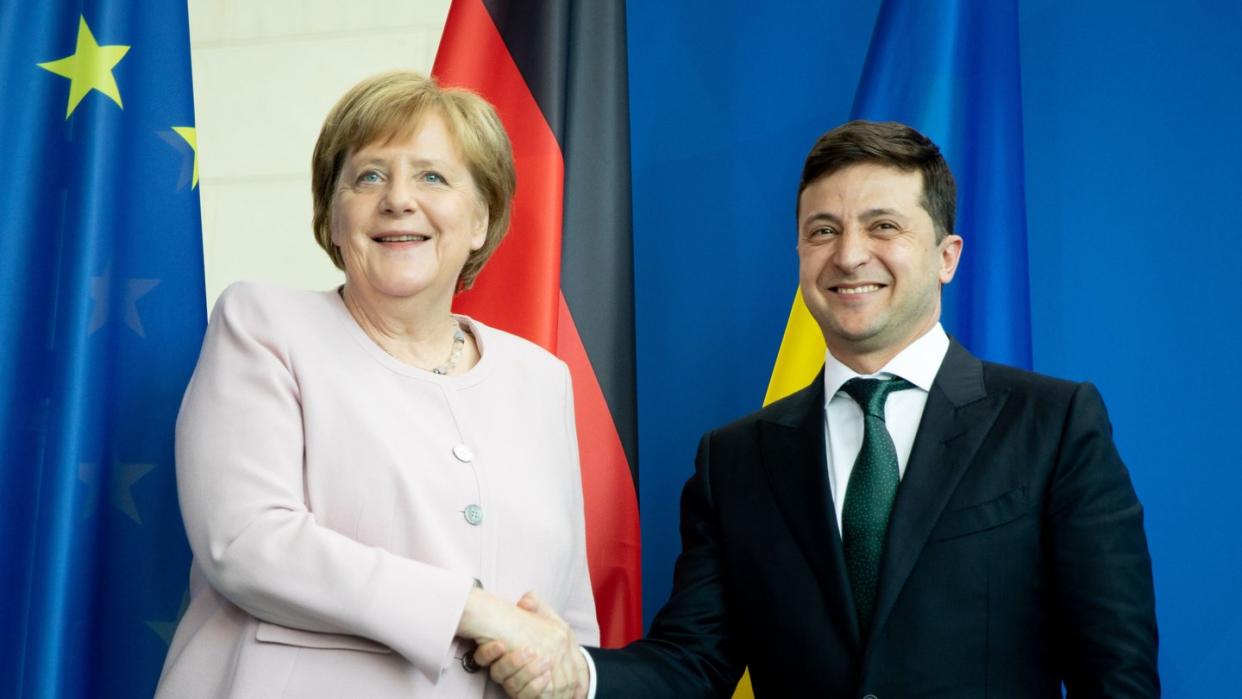 Bundeskanzlerin Angela Merkel und der ukrainische Präsident Wolodymyr Selenskyj reichen sich nach einer Pressekonferenz die Hände. Foto: Kay Nietfeld