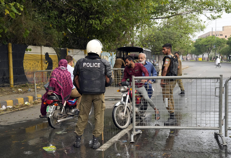 Oficiales de seguridad de Pakistán cierran una carretera próxima a la casa del ex primer ministro Imran Khan en Lahore, Pakistán, el 18 de mayo de 2023. (AP Foto/K.M. Chaudary)