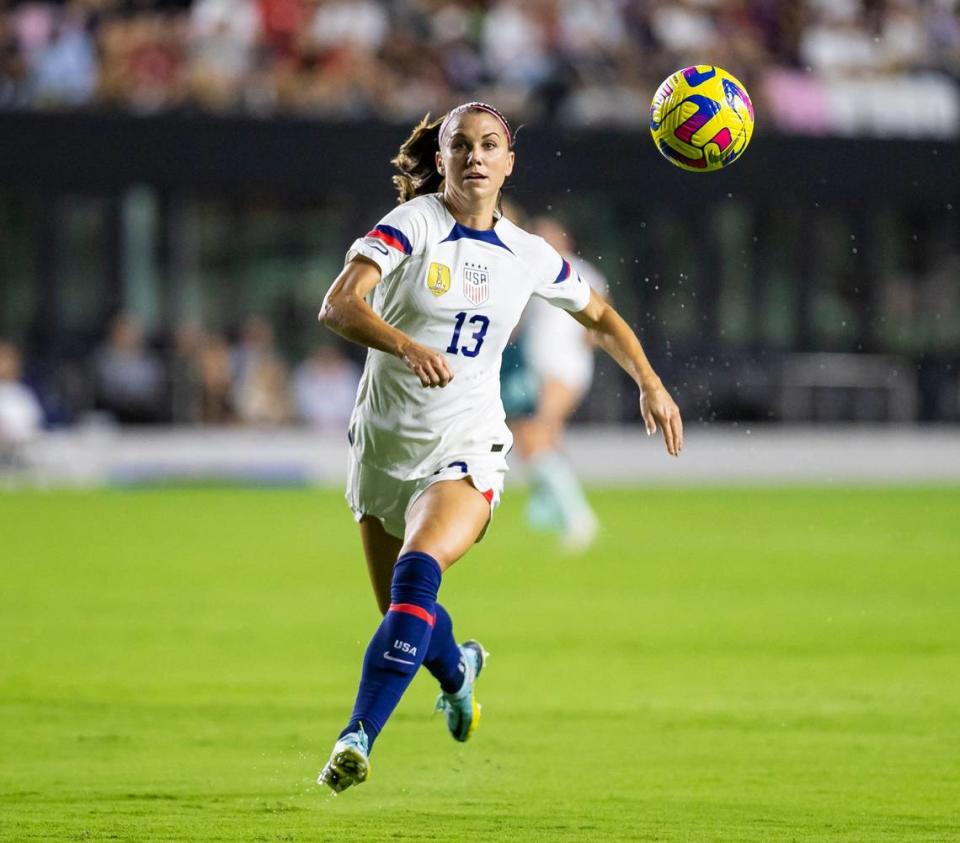 La jugadora de Estados Unidos Alex Morgan conduce el balón en la primera mitad del partido amistoso ante Alemania, celebrado el 10 de noviembre de 2022 en el DRV PNK Stadium en Fort Lauderdale, Florida.