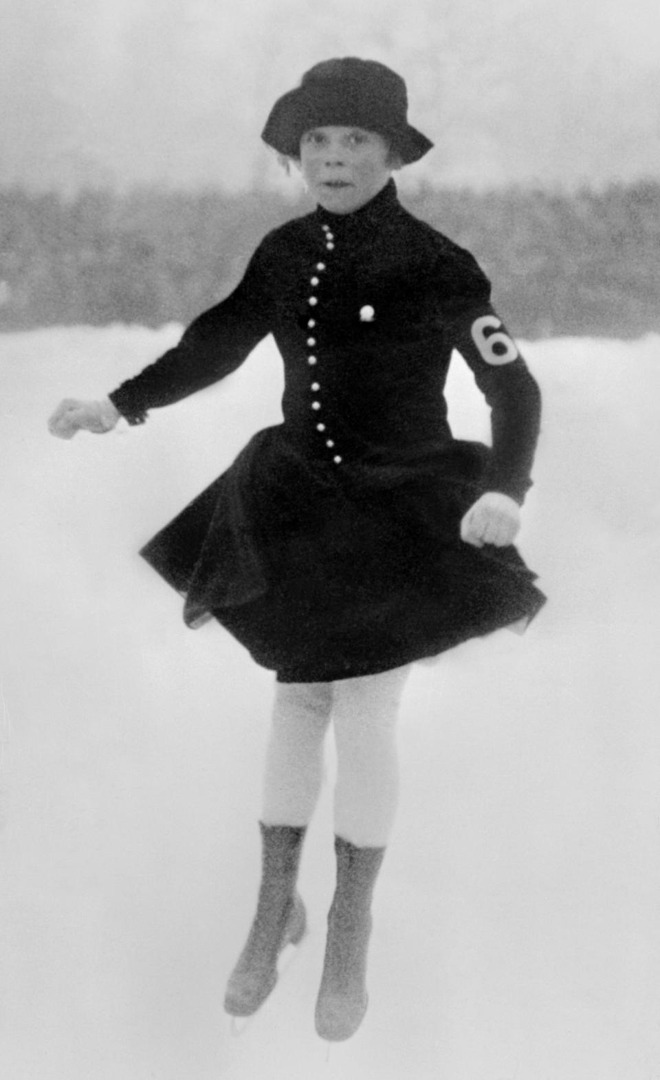 <p>1924, bei den Olympischen Winterspielen im französischen Chamonix, kleidete man sich dem Sport entsprechend warm: Die norwegische Eiskunstläuferin trug Mantel und Strumpfhosen. (Bild: Getty Images) </p>