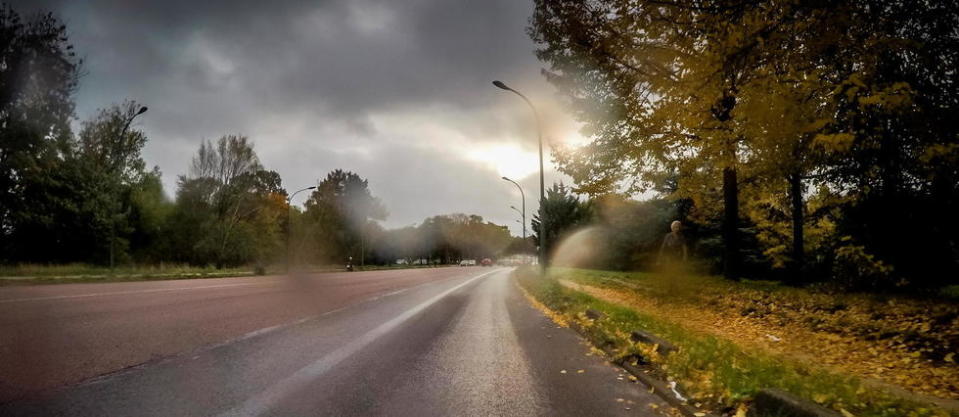 Sur le Nord-Ouest, le ciel sera bien nuageux avec des averses qui s'atténueront l'après-midi. Ailleurs, le corps de la perturbation donnera des pluies passagères (illustration).
