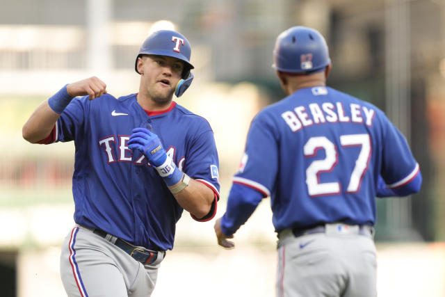 Rangers pick up one-year option on RHP Jose Leclerc
