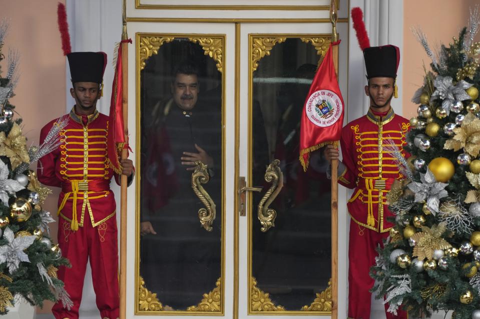 ARCHIVO - El presidente de Venezuela, Nicolás Maduro, mira por una ventana mientras espera el inicio de una visita de Estado en el Palacio Presidencial de Miraflores, en Caracas, Venezuela, el 2 de noviembre de 2022. (AP Foto/Ariana Cubillos, Archivo)