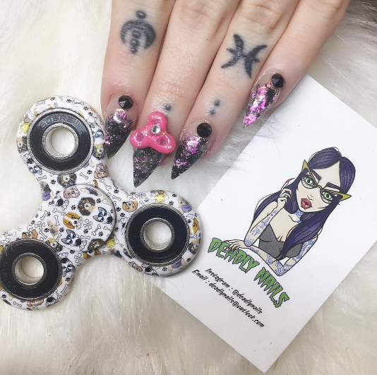 <p>Todo comenzó cuando la bloguera Natasha Lee creó estas uñas con spinners para conectarse con sus tres hijos autistas. Foto: Instagram.com/deadlynails </p>