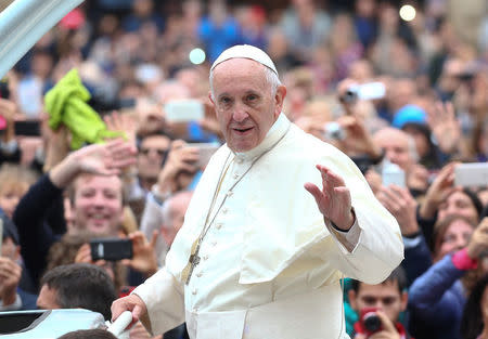 Pope Francis waves as he arrives to lead the Sunday Angelus prayer in Maggiore square, during a pastoral visit in Bologna, Italy October 1, 2017. REUTERS/Alessandro Bianchi