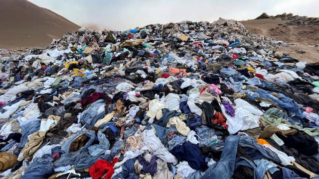 Hay montaña de ropa sin vender de marcas de moda que no de crecer en el de Atacama