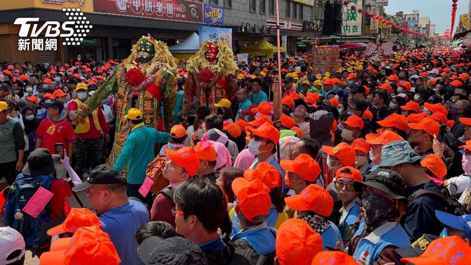 民眾提前至北港朝天宮等待白沙屯媽祖到來。（圖／胡瑞麒攝）