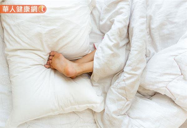 在睡前（或午休時）可以把雙腿適當抬高一會兒，不僅能緩解孕期水腫，還可以預防下肢靜脈曲張等疾病的發生。