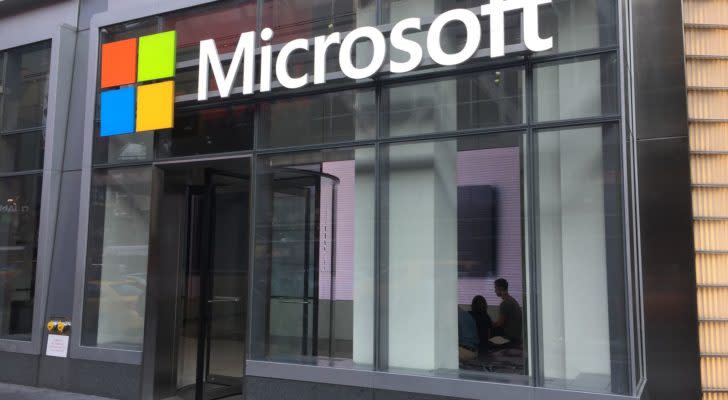 Girişin üzerinde Microsoft logolu kurumsal binanın görüntüsü.