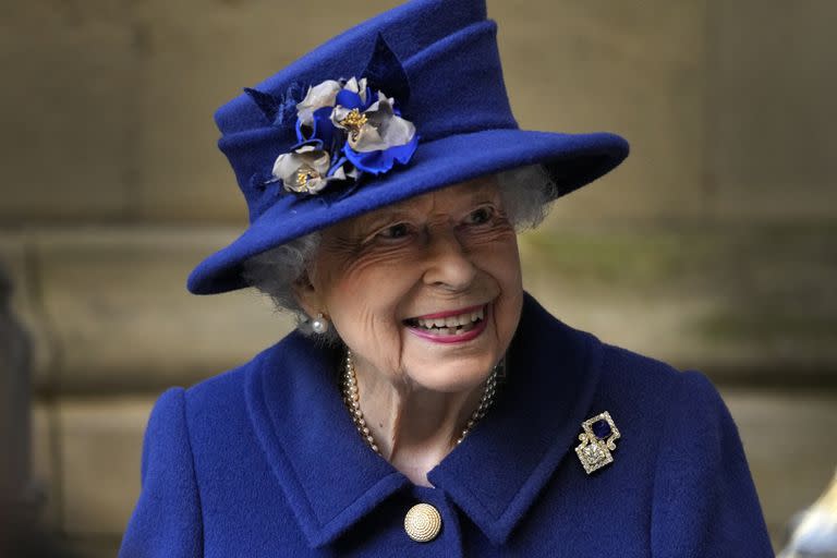 ARCHIVO – La reina Isabel II de Gran Bretaña se retira tras asistir a la ceremonia de Día de Acción de Gracias para celebrar el centenario de la Legión Británica Real en la abadía de Westminster en Londres el 12 de octubre de 2021. La reina Isabel II, quien ha cancelado sus compromisos públicos recientes por consejo de sus médicos, asistirá al homenaje nacional para los caídos en guerra de Gran Bretaña este fin de semana, confirmó el Palacio de Buckingham el 11 de noviembre de 2021. (Foto AP/Frank Augstein, Pool, archivo)