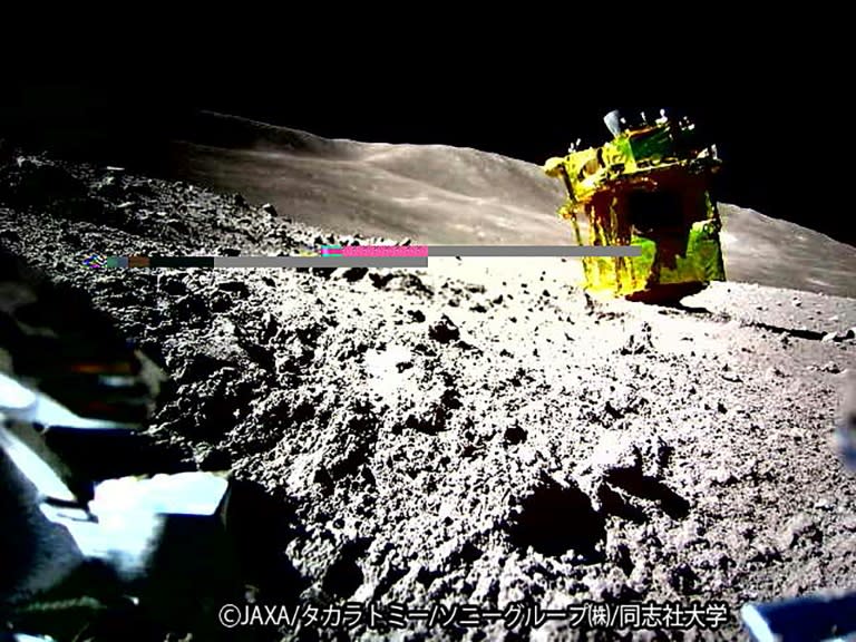 Una imagen de la superficie lunar tomada y transmitida por el robot SORA-Q, instalado en el módulo SLIM, tras su aterrizaje en la Luna el 20 de enero de 2024, publicada el día 25 por la JAXA, Takara Tomy, Sony Group y Universidad de Doshisha (.)