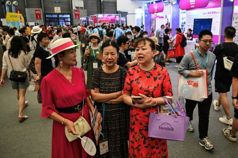 Unas visitantes recorren la feria en Shanghái dedicada al cuidado de los ancianos y a la rehabilitación médica, el 13 de junio de 2024 (Héctor Retamal)