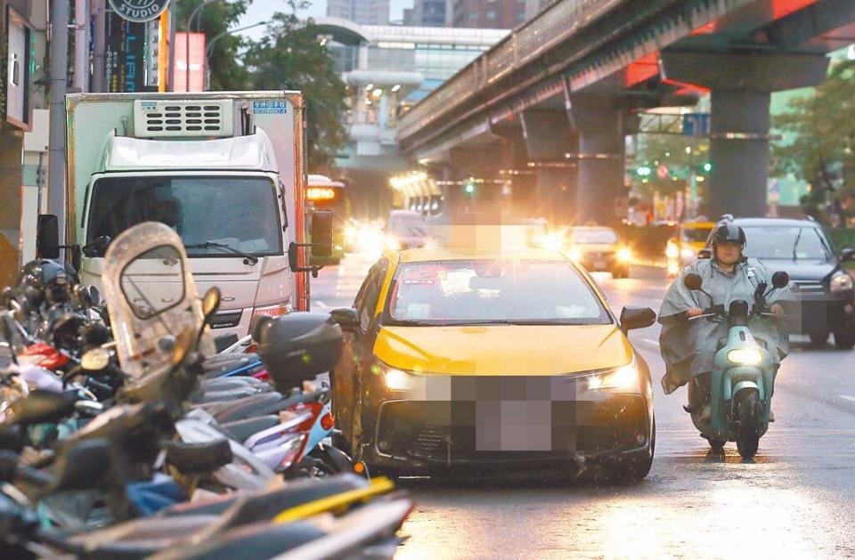 一名網友發現台北下班尖峰時間併排停車的問題變多了。（示意圖，資料照）