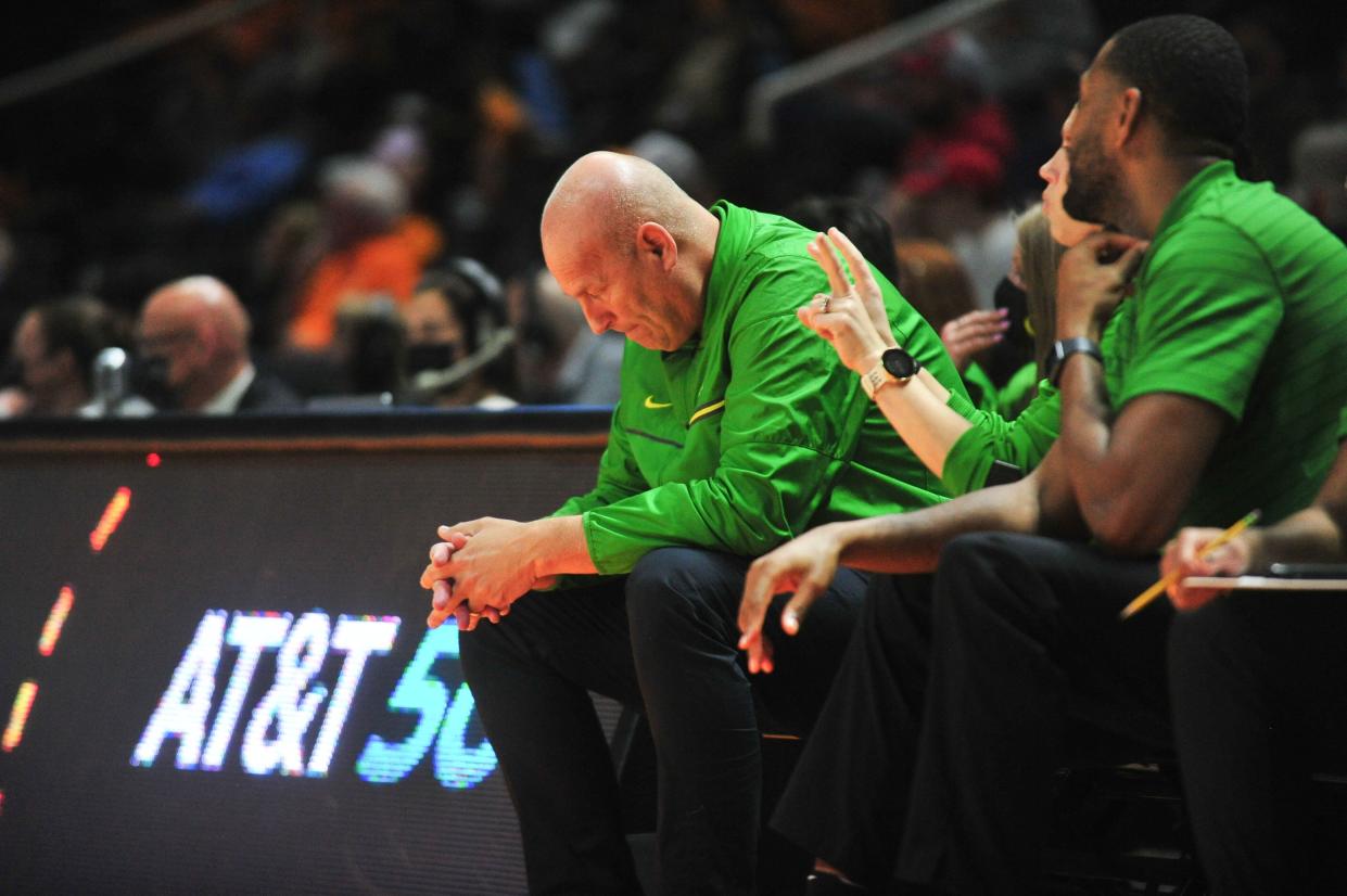 Oregon head coach Kelly Graves hangs his head during the first round NCAA Tournament matchup between No. 5 Oregon and No. 12 Belmont at Thompson-Boling Arena in Knoxville, Tennessee, on Saturday, March 19, 2022.