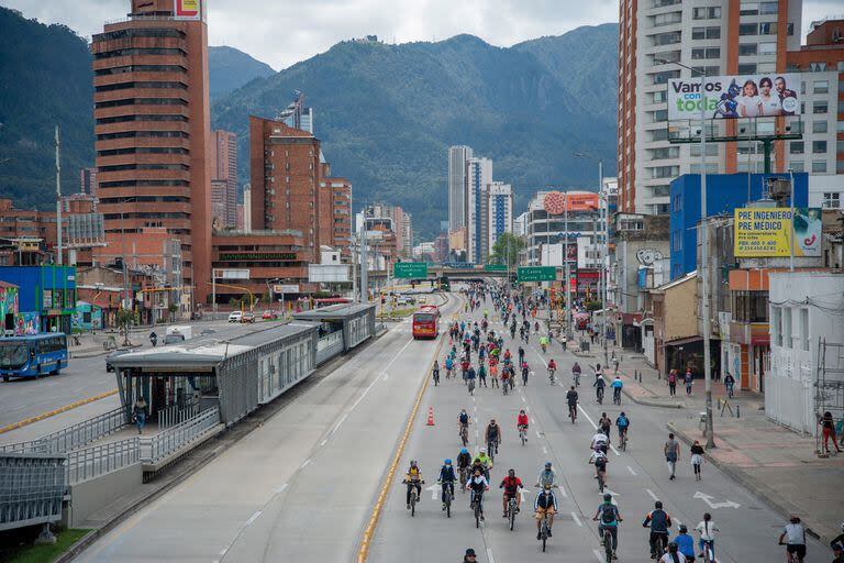 Un domingo en una ciclovía ampliada de Bogotá, Colombia