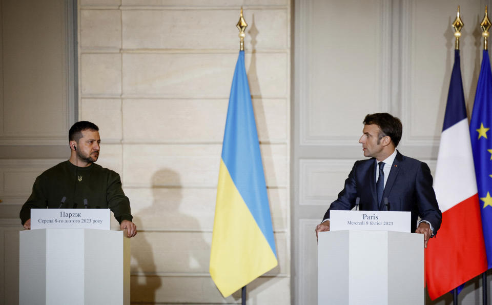 El presidente francés, Emmanuel Macron, y el presidente ucraniano, Volodymyr Zelenskyy, en conferencia de prensa conjunta con el canciller alemán Olaf Scholz en el Palacio del Elíseo, el miércoles 8 de febrero de 2023 en París. (Sarah Meyssonnier, Pool vía AP)