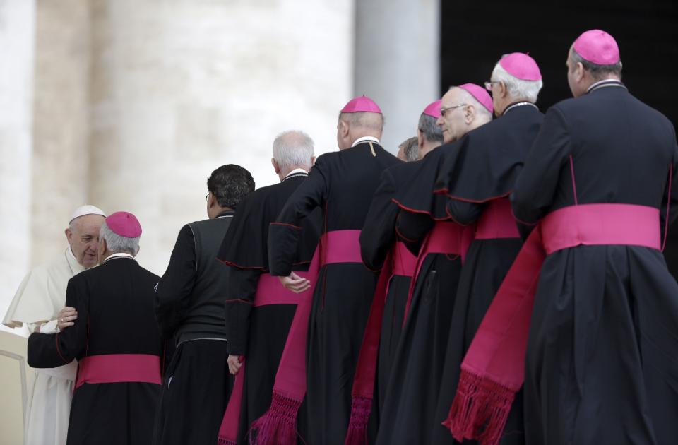 <p>Bischöfe im Vatikan warten geduldig bei der Generalaudienz des Papstes Franziskus im Petersdom. (Bild: AP Photo/Gregorio Borgia) </p>