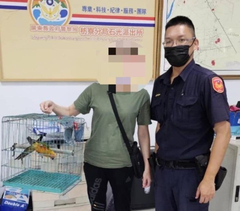 陳姓女飼主從高雄趕到屏東接鸚鵡回家，她感謝員警幫忙。（翻攝自枋寮分局臉書）