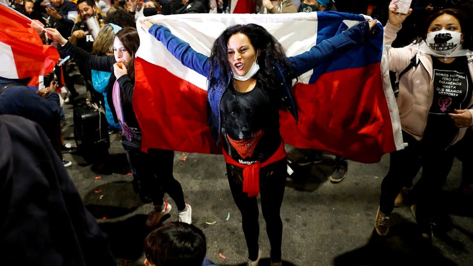 Joven sujetando una bandera chilena