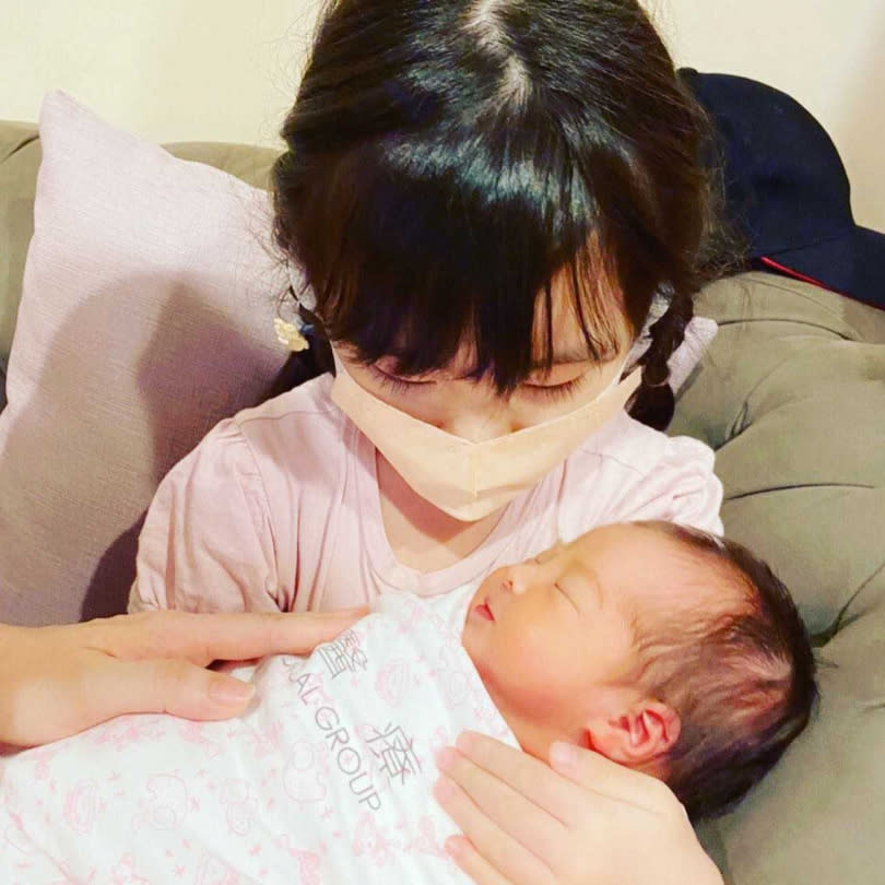 大女兒美寶抱著妹妹模樣可愛。（圖／翻攝賀軍翔臉書）