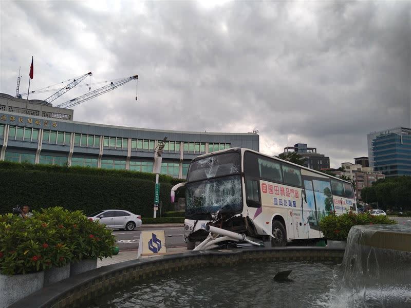 松山機場國光客運自撞。（圖／翻攝畫面）