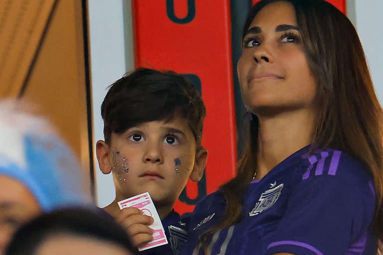 Argentina's forward #10 Lionel Messi's wife Antonela Roccuzzo and son Ciro wait in the tribune for the start of the Qatar 2022 World Cup Group C football match between Poland and Argentina at Stadium 974 in Doha on November 30, 2022. (Photo by Odd ANDERSEN / AFP)