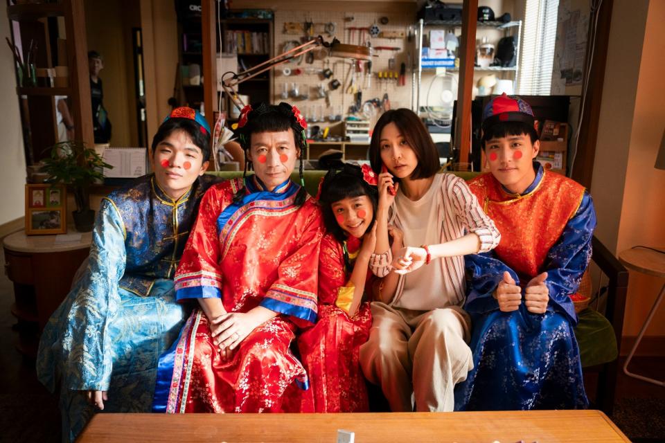 余晉（右起）、曾莞婷、陳昭妃、郭子乾和胡智強在《省省吧！我家富貴發》中是一家人。瀚草文創提供
