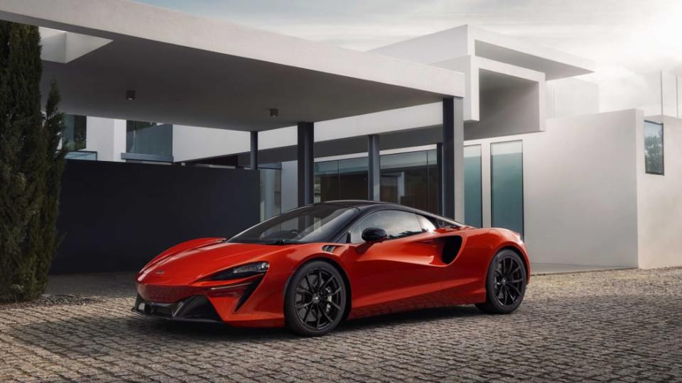 時隔 9 年，McLaren 總算帶來第二輛油電超跑「Artura」
