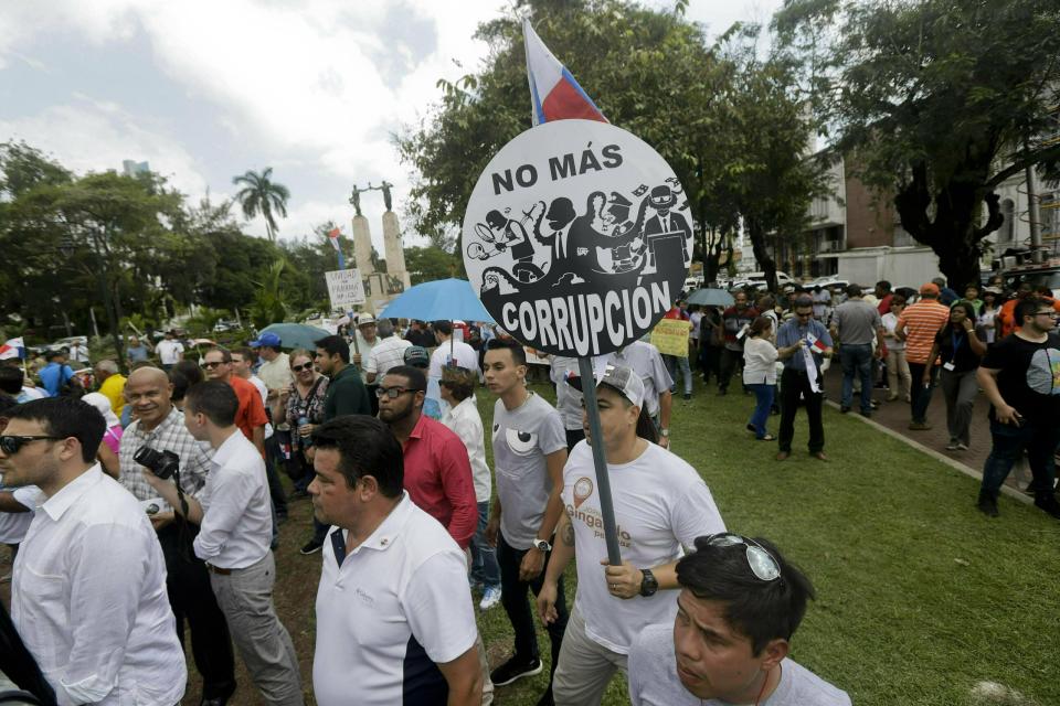 ARCHIVO - En esta imagen de archivo del 23 de enero de 2018, un hombre sostiene un cartel que dice "No más corrupción", durante una manifestación en Ciudad de Panamá. (AP Foto/Arnulfo Franco, Archivo)