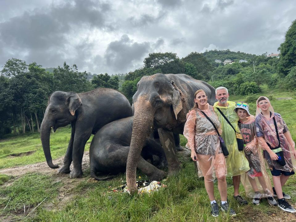 丽莎·坦南特 (Lisa Tennant) 与丈夫彼得 (Peter) 和儿子们在泰国苏梅岛。  （提供）