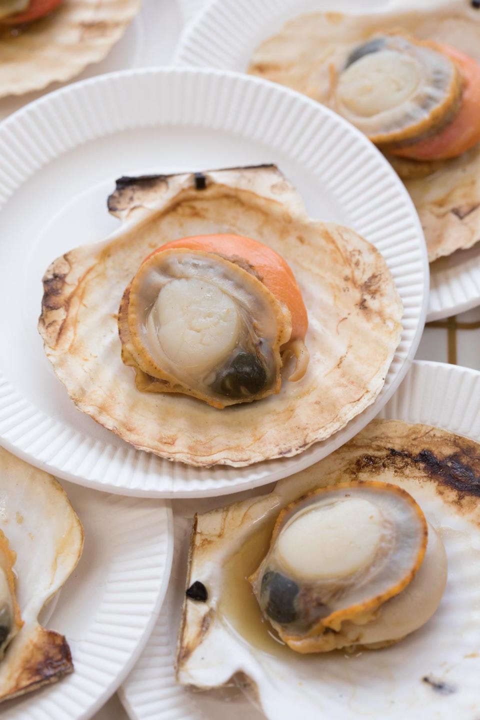 新鮮烤帆立貝是產地才能品嚐到的美味。（150日圓／顆）