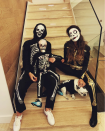 <p>El jugador del Real Madrid Isco Alarcón y su novia, la actriz Sara Sálamo, también han pasado un Halloween muy familiar junto al hijo del futbolista. Todos ellos han lucido huesos con sus disfraces de esqueletos (Foto: Instagram). </p>