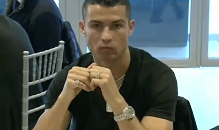 Cristiano Ronaldo lässt seine Mitspieler mit Neymar-Antwort rätseln (Bild: Screenshot YouTube)