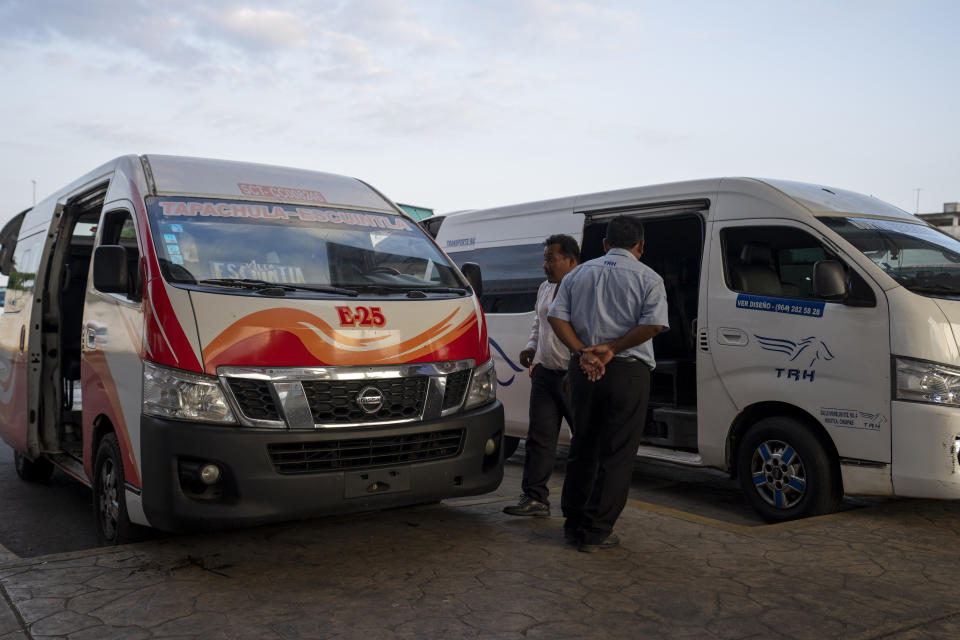 Dos conductores conversan antes del comienzo de su jornada laboral en una estación de transporte público en la ciudad fronteriza mexicana de Tapachula, el jueves 19 de enero de 2023. A medida que las pandillas callejeras centroamericanas trasladaron sus operaciones al sur de México, los conductores de camionetas de pasajeros y taxis reaccionaron alarmados, realizando paros laborales temporales para llamar la atención de las autoridades. (AP Foto/Moisés Castillo)