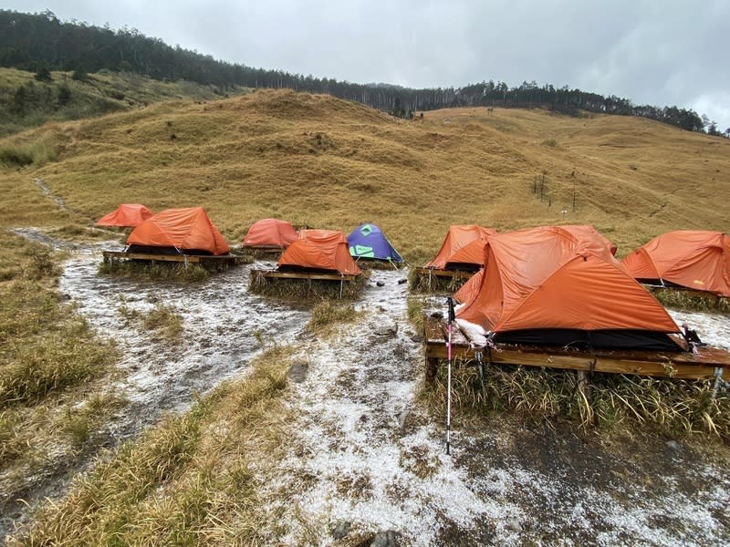 雪霸三六九營地下冰雹 雪霸國家公園三六九山莊臨時營地30日下了一場冰 雹，保育志工表示，時間持續約40分鐘，堪稱「猛爆 性」冰雹。 （鄭僥龍提供） 中央社記者魯鋼駿傳真  113年3月30日 