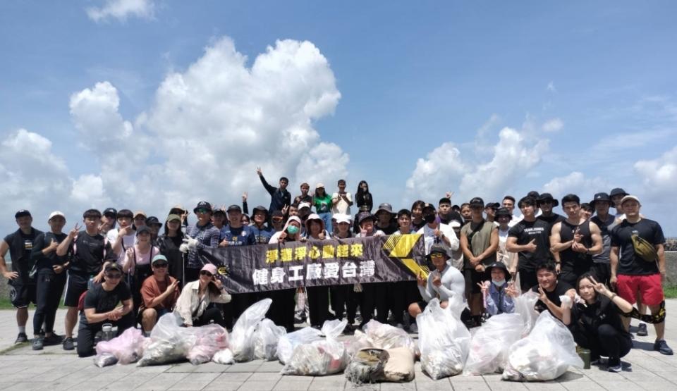 ▲海好有你.逗陣淨灘趣，健身工廠行動愛台灣。(圖/健身工廠提供)