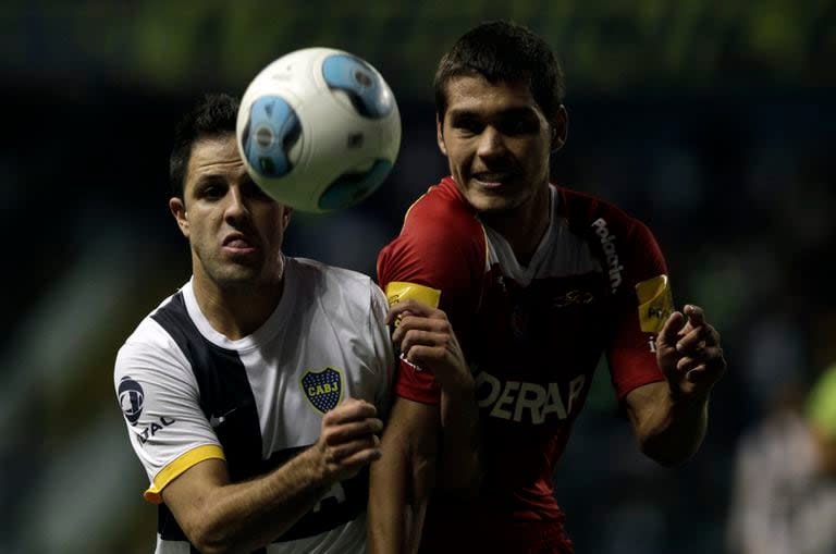 Nicolas Freire, con la casaca de Argentinos Juniors, marcando a Juan Manuel Martínez en un duelo disputado en el año 2013