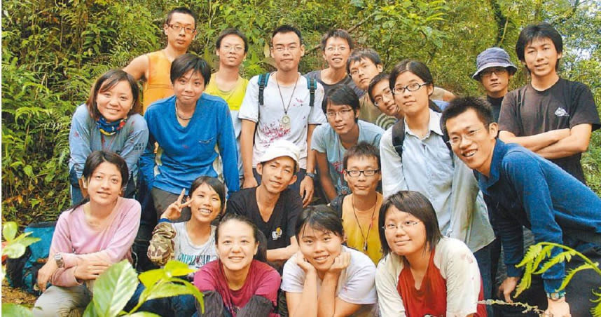 國立中山大學生物科學系助理教授張楊家豪（二排右一）發現，台灣植物花季與過去1年的「溫度變化」息息相關。研究結果將有助於繪製台灣追櫻、賞楓地圖。（圖／國立中山大學提供／袁庭堯高雄傳真）