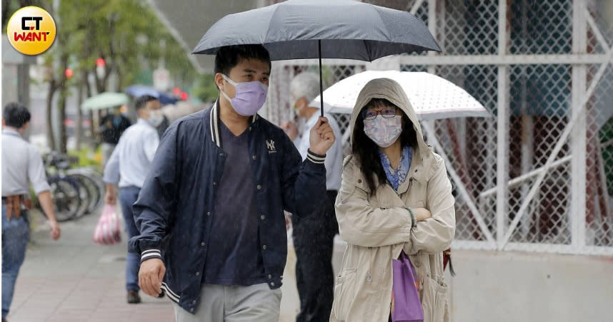 突破性感染已成常態，隨著秋冬日照減少，人體一旦缺乏維生素D，免疫力恐怕不足以抵抗病毒。（圖／黃耀徵攝）