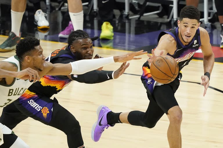 Antetokounmpo, Devin Booker y Jae Crowder luchan por la pelota; en los últimos partidos el griego se ha vuelto el dueño de la serie, a pesar del goleo del joven de Phoenix.