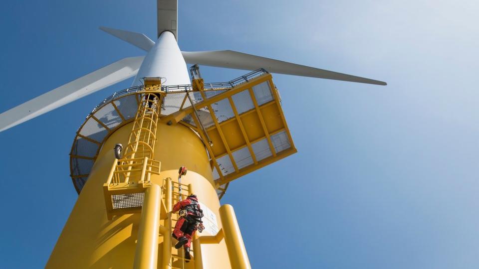 Trabajador en turbina de viento