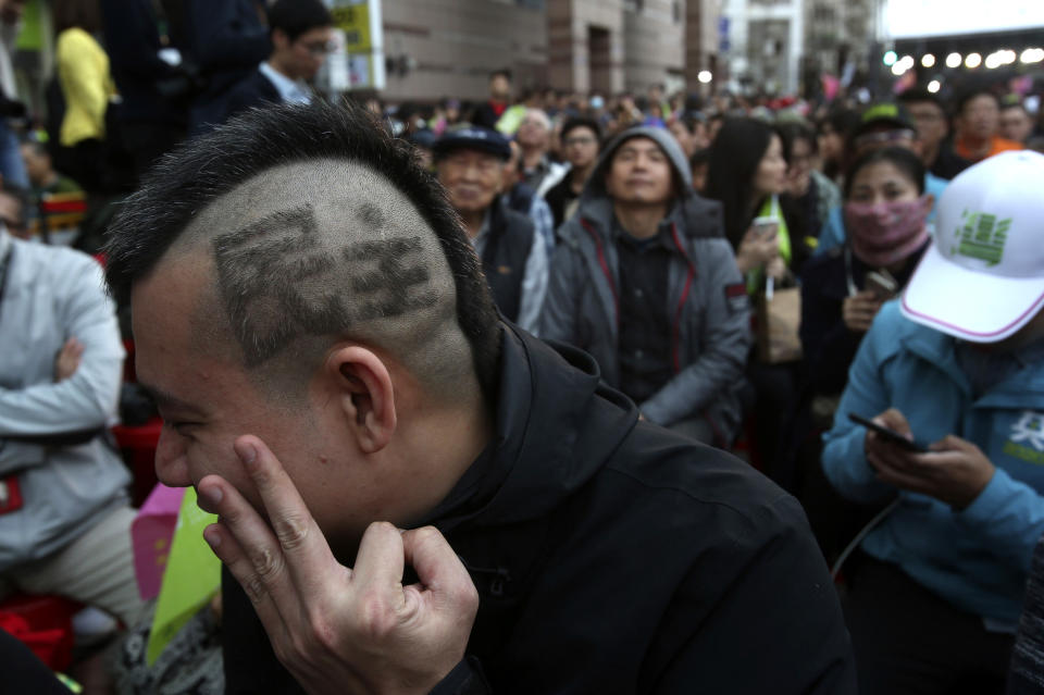 Un seguidor de la candidata presidencial de Taiwán, Tsai Ing-wen, muestra los caracteres chinos para “Democracia” en su corte de cabello en Taipéi, Taiwán, el sábado 11 de enero de 2020. (AP Foto/Chiang Ying-ying)