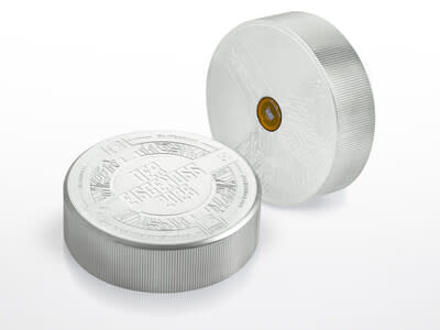 The Swiss ice hockey puck called "Eisgenoss", which is issued in a limited edition of gold, silver and conventional hard rubber, gives fans access to unique privileges thanks to an integrated chip.