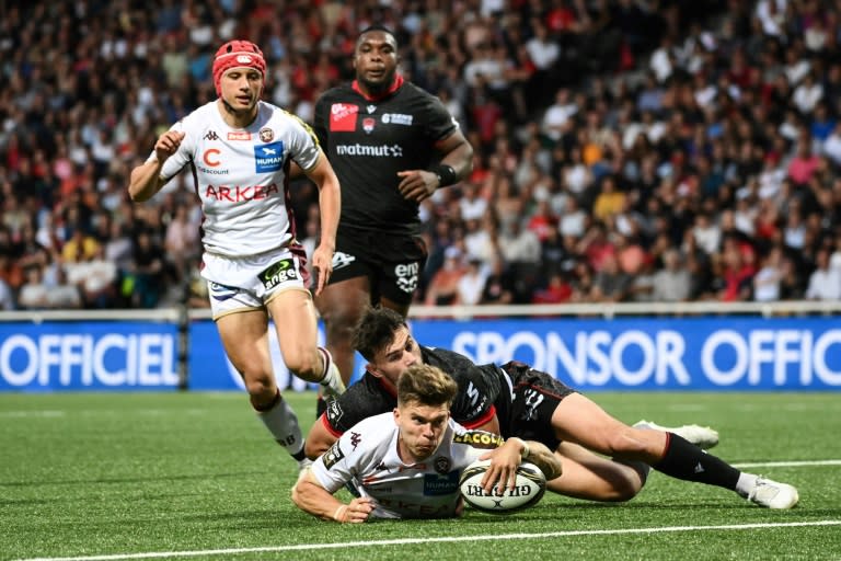 Matthieu Jalibert scores the opening try of the game